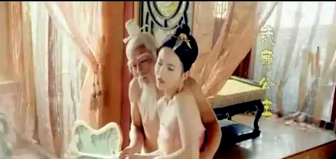 太上老君被拍成偷情生娃的渣男，道教总部直接报警。
片里他凌晨两点摸进芭蕉洞，手里