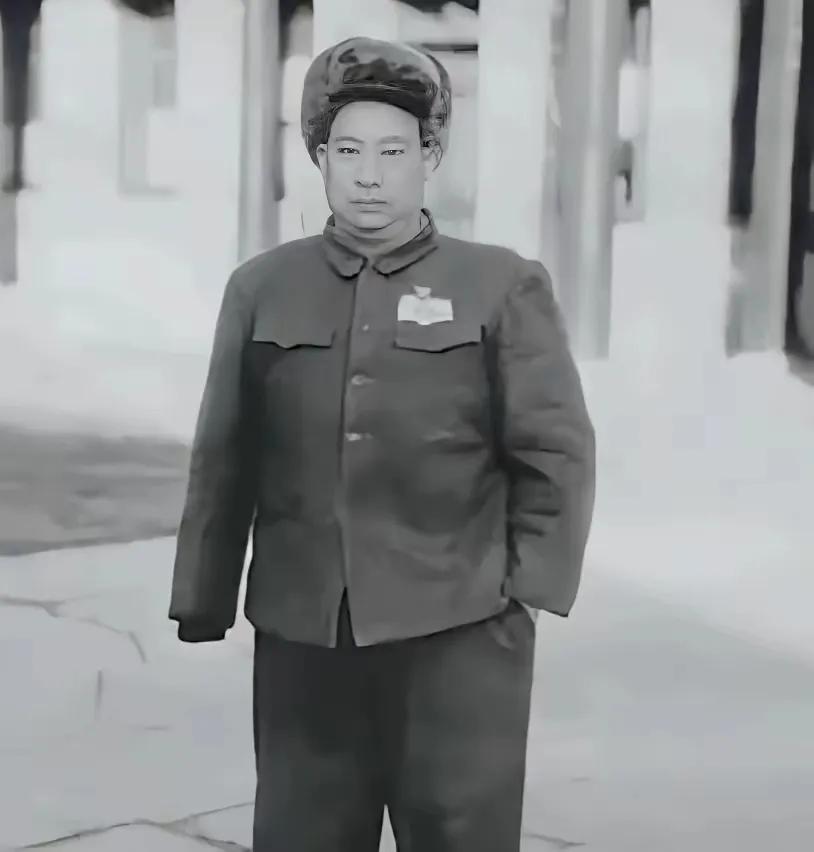 1937年雁门关伏击战中，贺炳炎目睹了一名八路军士兵被一个不满五尺的日本兵一刺刀