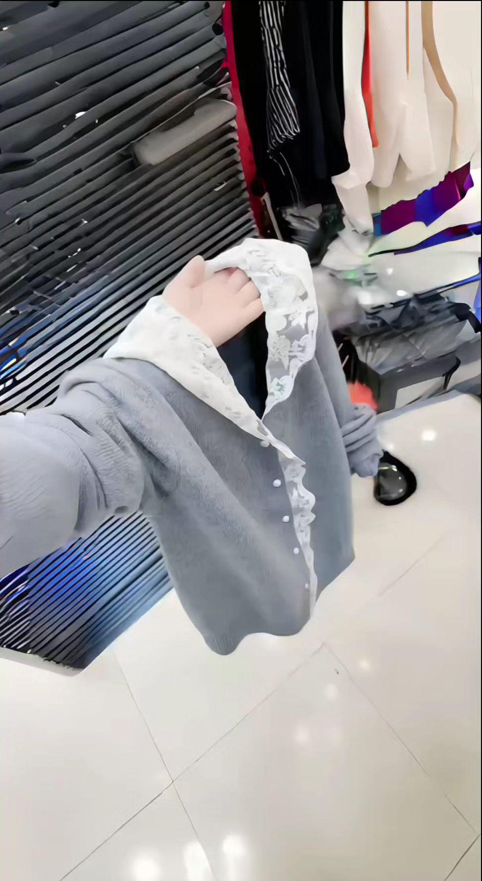 张予曦毕雯珺真拍了红裙抱 深情眼  张予曦毕雯珺 温柔风穿搭
