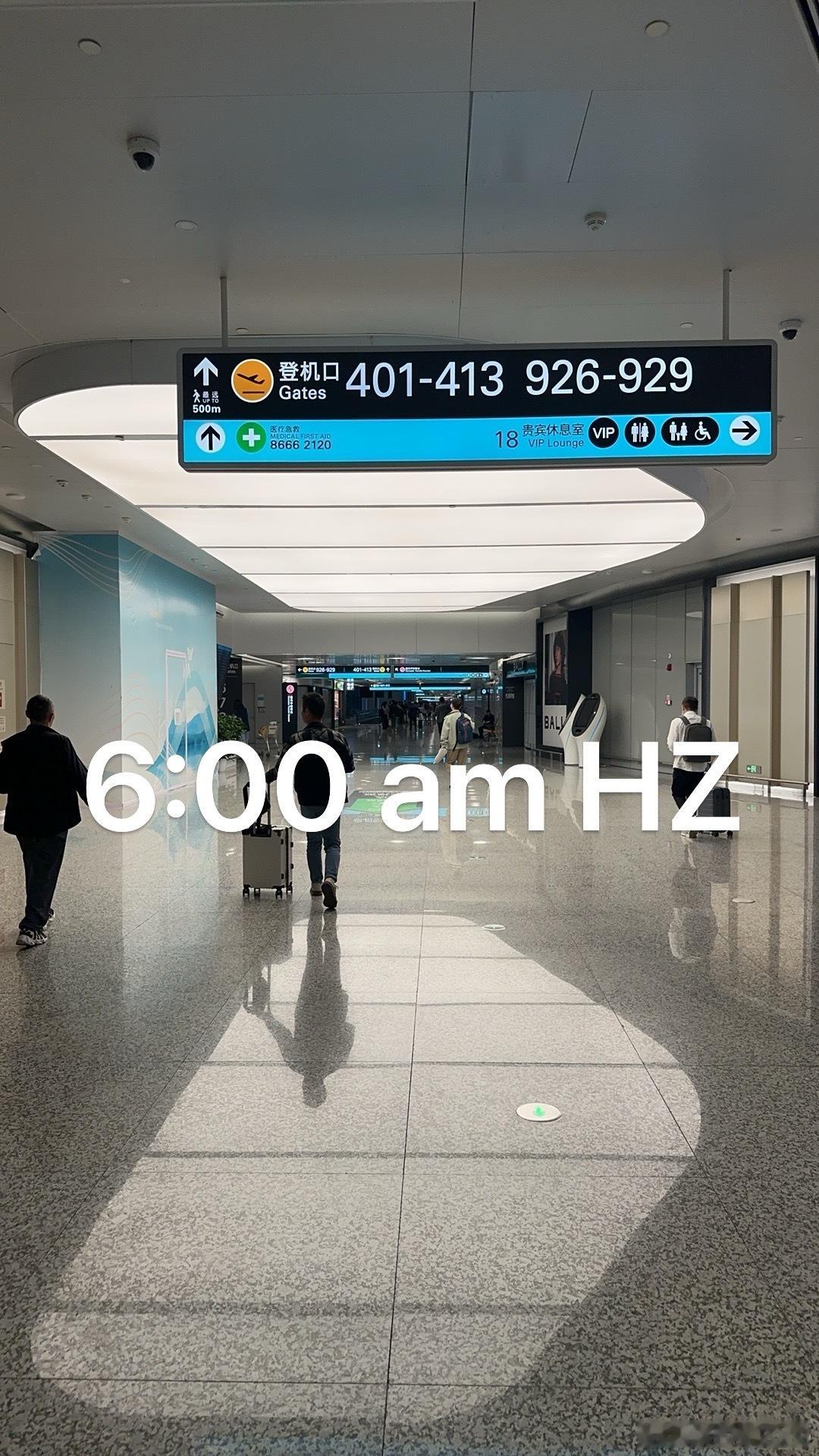 周一去小米北京工厂。小米SU7的座椅，摸了摸外包，坐下去试了试，又站起来仔细看了