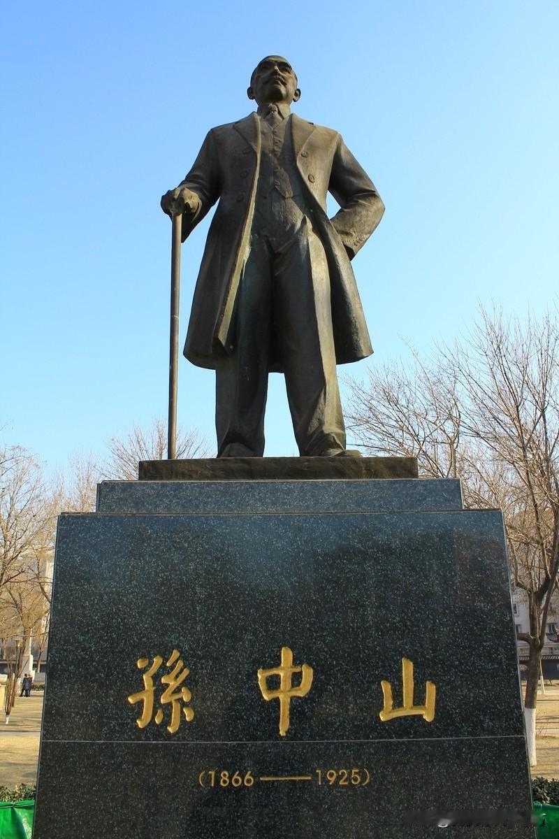 全国好多地方都有孙中山的雕像，
但是看来看去，还是觉得南京的孙中山雕像最英明神武