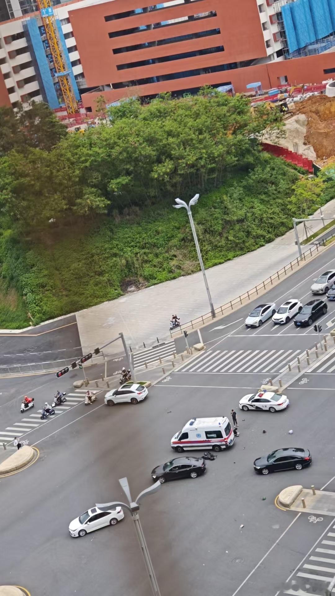 群友反馈：光明天健和瑞府那个路口，白车过路口没减速，小电驴闯红灯。深圳交警有责任