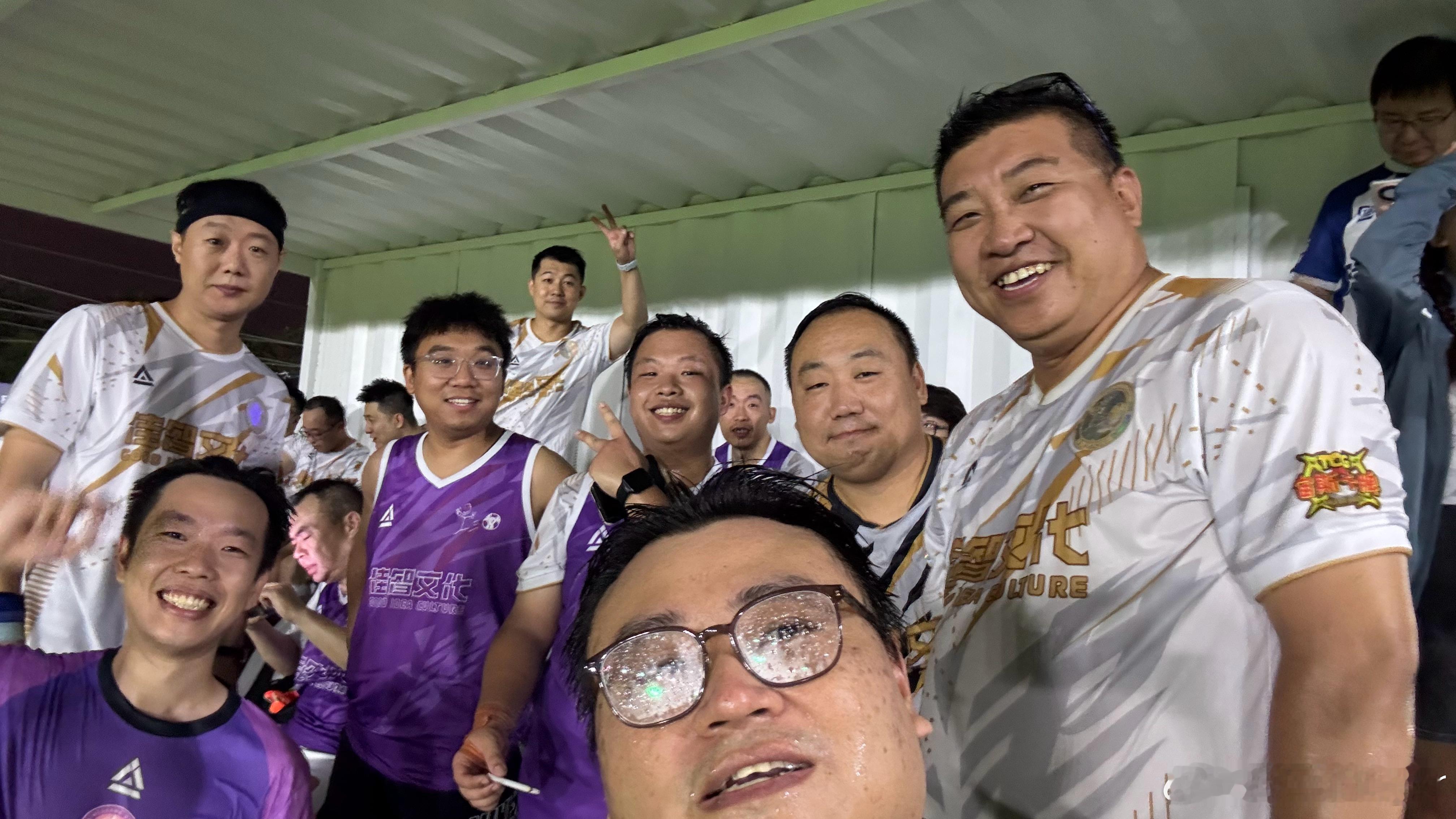 今天太爽了！补一句老杨的名言：下刀顶锅踢！踢球就高兴  ​​​