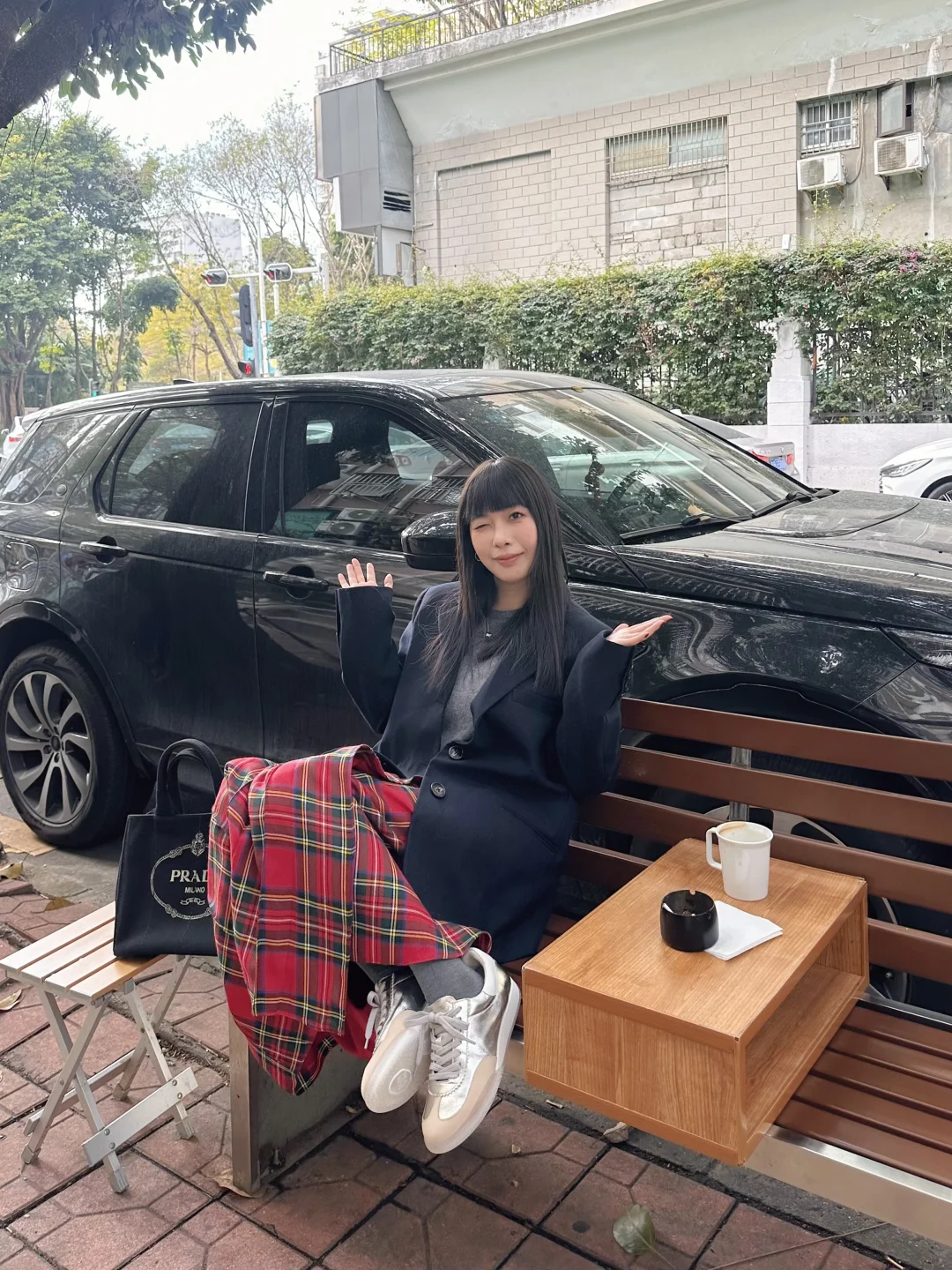 新年穿搭来点红♥️很chill的在路边喝咖啡☕️