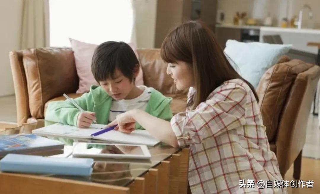 陪娃写作业的家长，谁不是在崩溃边缘反复拉扯
 
晚上七点多的客厅，台灯亮着，作业
