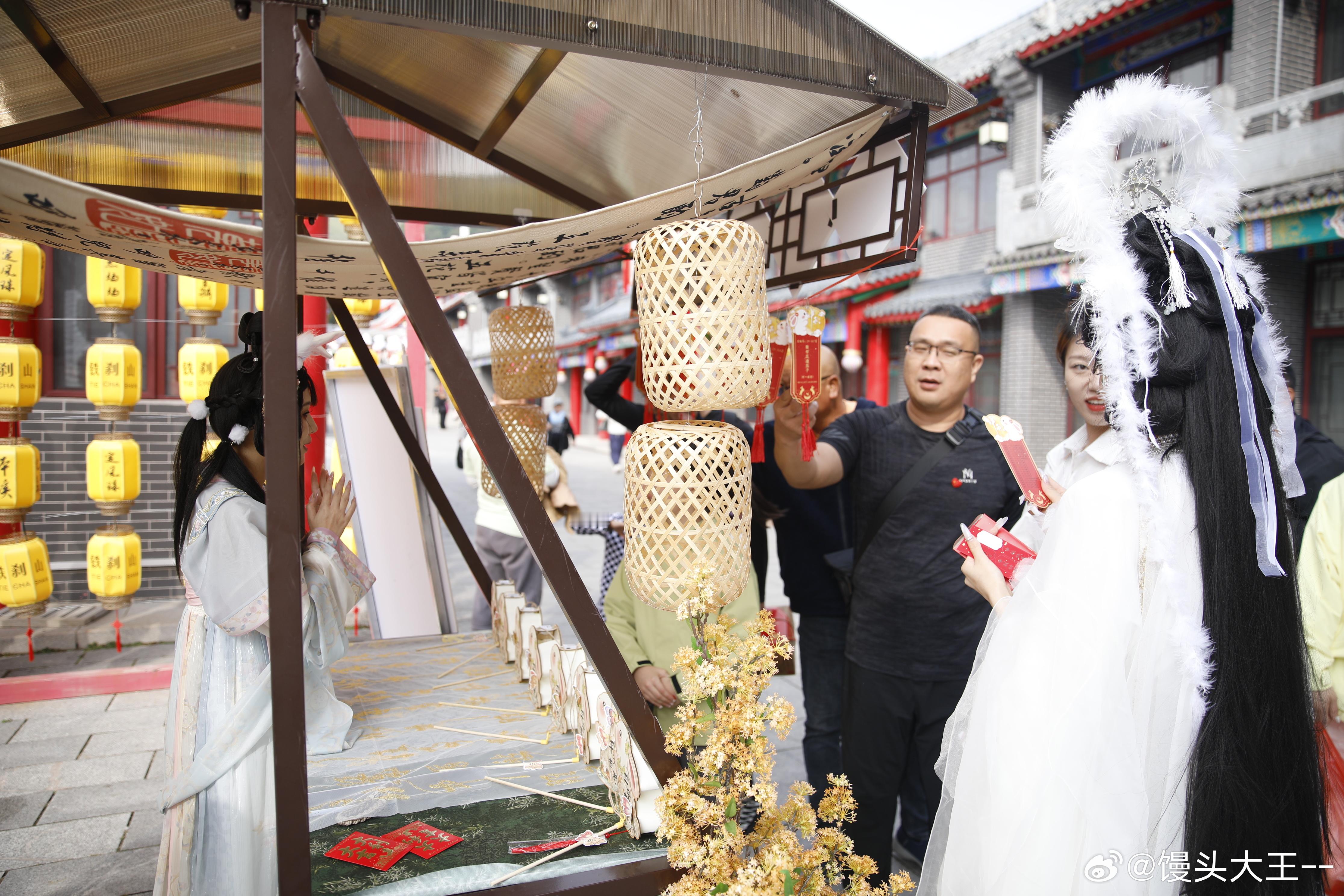 腊八来了，就该为新年攒点好运气了，来辽宁铁刹山登高祈福，把心愿许在山间，再去市集