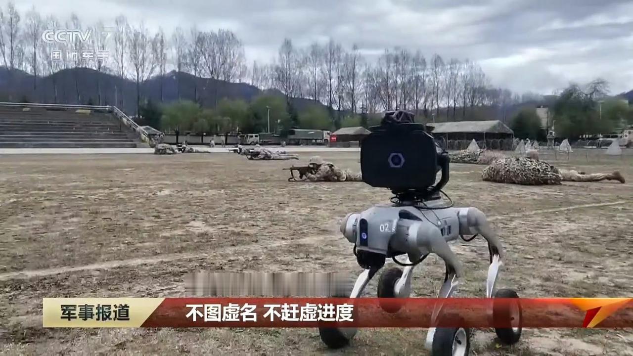 西藏某部在训练中，引入四轮机器狗参加地面分队作战，这个机器狗背上背的是一个什么玩