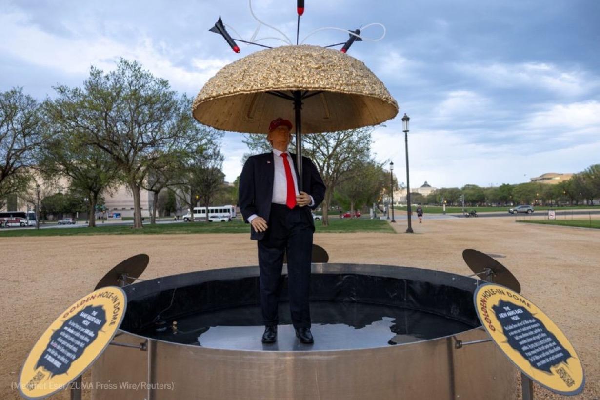 在国家广场亮相仅仅一天后，特朗普总统的雕像就消失了。

这座雕像嘲讽了特朗普的导