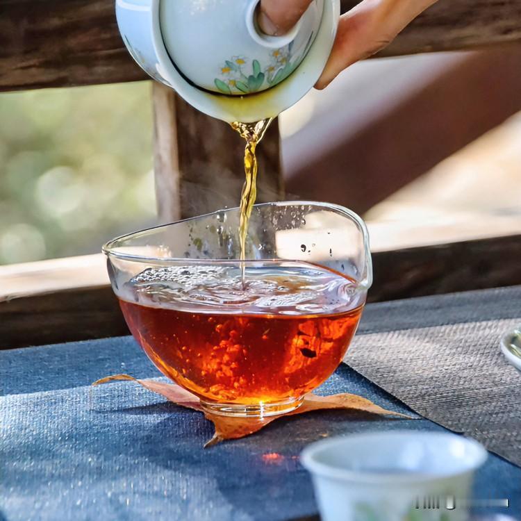 《茶魂天淬赋·汉赋体》
惟碧盏之如墨兮，若沧溟之凝波；沸波之如雪兮，犹天穹之降露