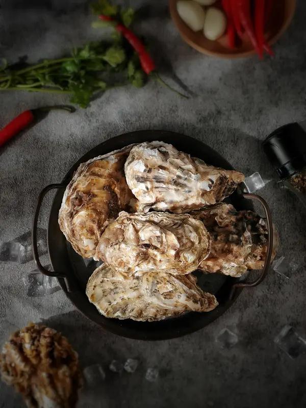 广州宋代遗迹挖出“手臂长”生蚝，这事儿太有意思了！想象一下宋代的生蚝能长这么大，