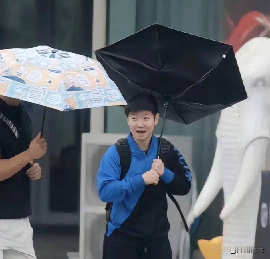 春雨贵如油。
孙颖莎拿工具出来接雨水啦。