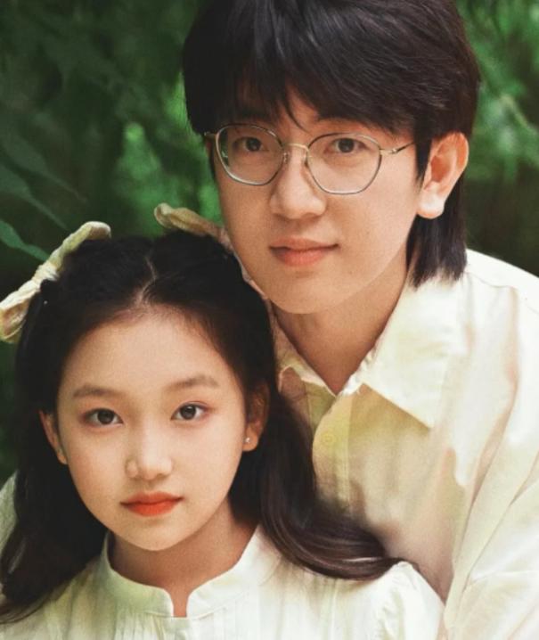 [啤酒]上海一男子领养了一个12岁的盲童女孩，花25万给她治眼睛，谁料女孩眼睛治