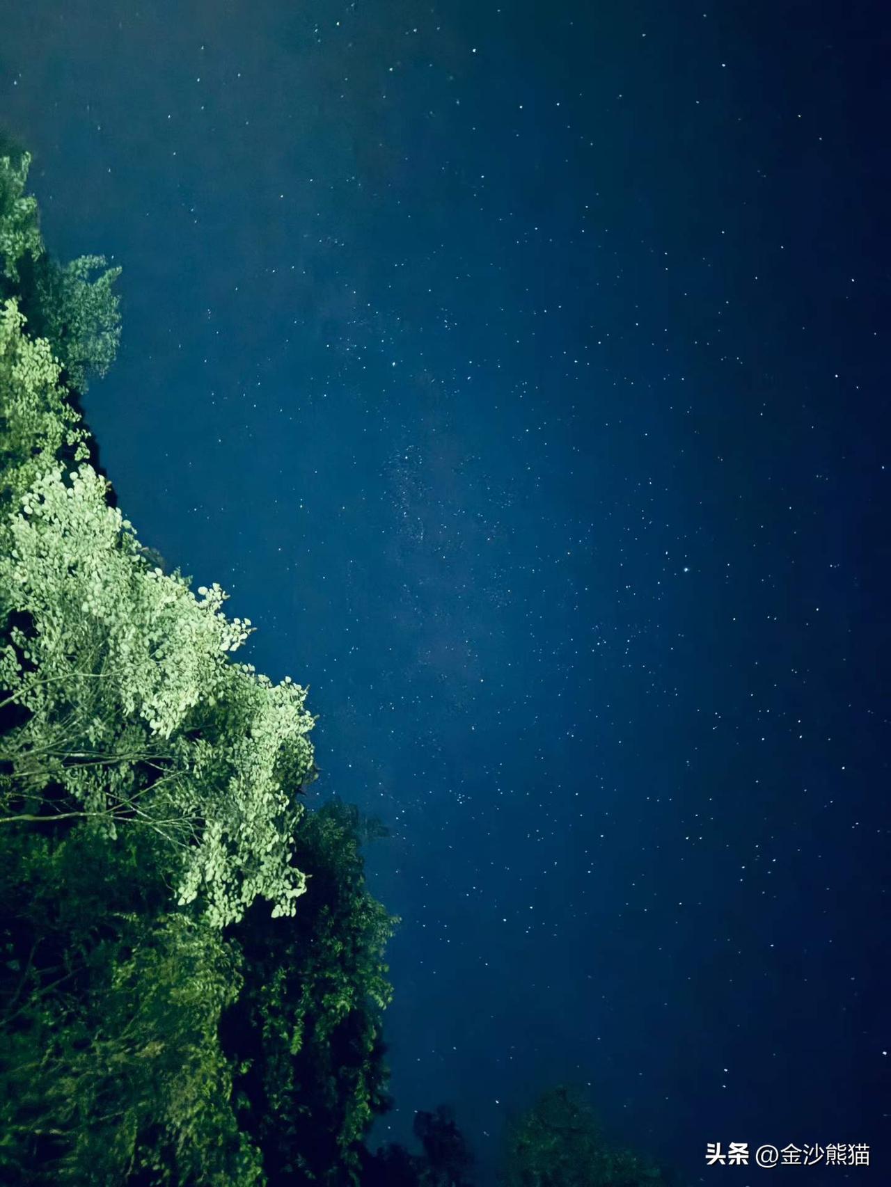 不必远赴深山，来至都江堰的江南忆庄园，就能遇见干净纯粹的山野星空。
图文原创：王
