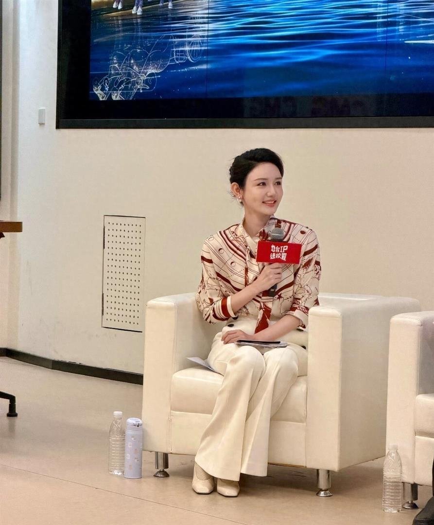 央视主持人龙洋现身清华大学！笑得眼睛都眯成一条缝，也太可爱了 