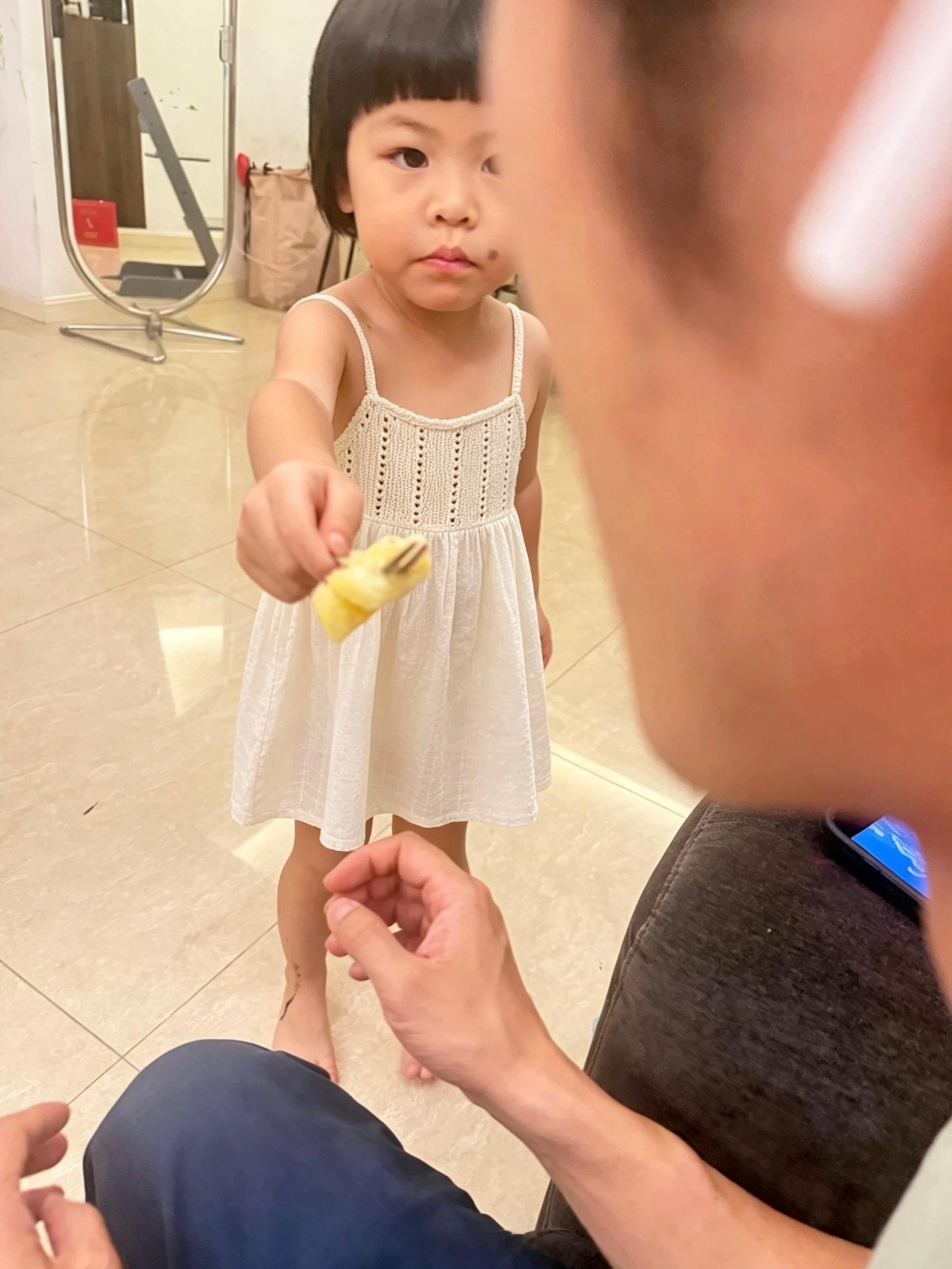 我和球宝在餐桌吃菠萝旅蛙说老婆给我叉一块我想都没想就拒绝了，说你自己来叉，我手难