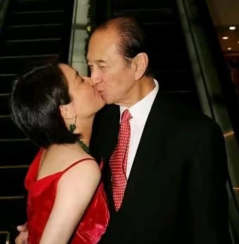 1986年，赌王何鸿燊和26岁的梁安琪热吻。当时的梁安琪还很穷，需要打四份工来维