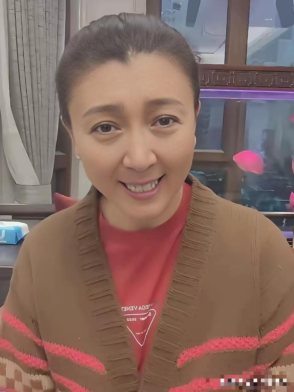 闫学晶给粉丝拜年，“卖惨风波”后首亮相，不知为什么从一开始见到我就烦的，他那个笑