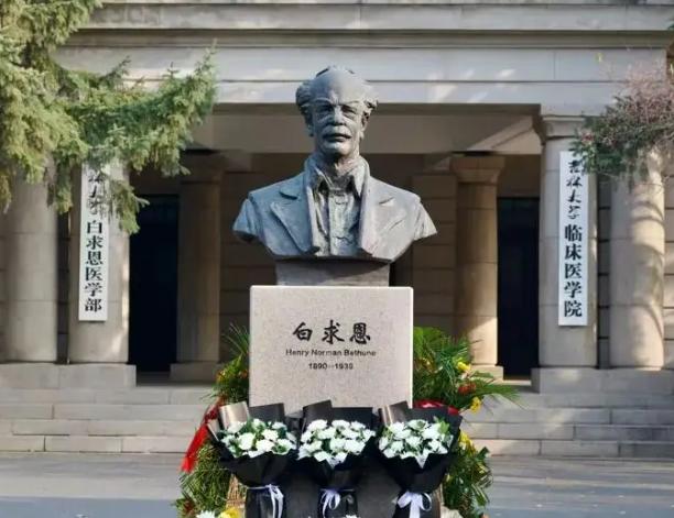 我一直以为白求恩就是个好人，课本里那种，脸谱化的好人。
直到今天，我才知道，这根