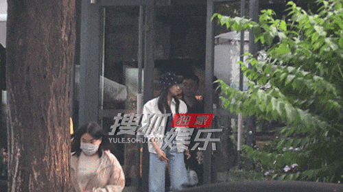 宋茜餐厅与友人聚餐，聚会结束后和友人挥手道别路透图 ​​​