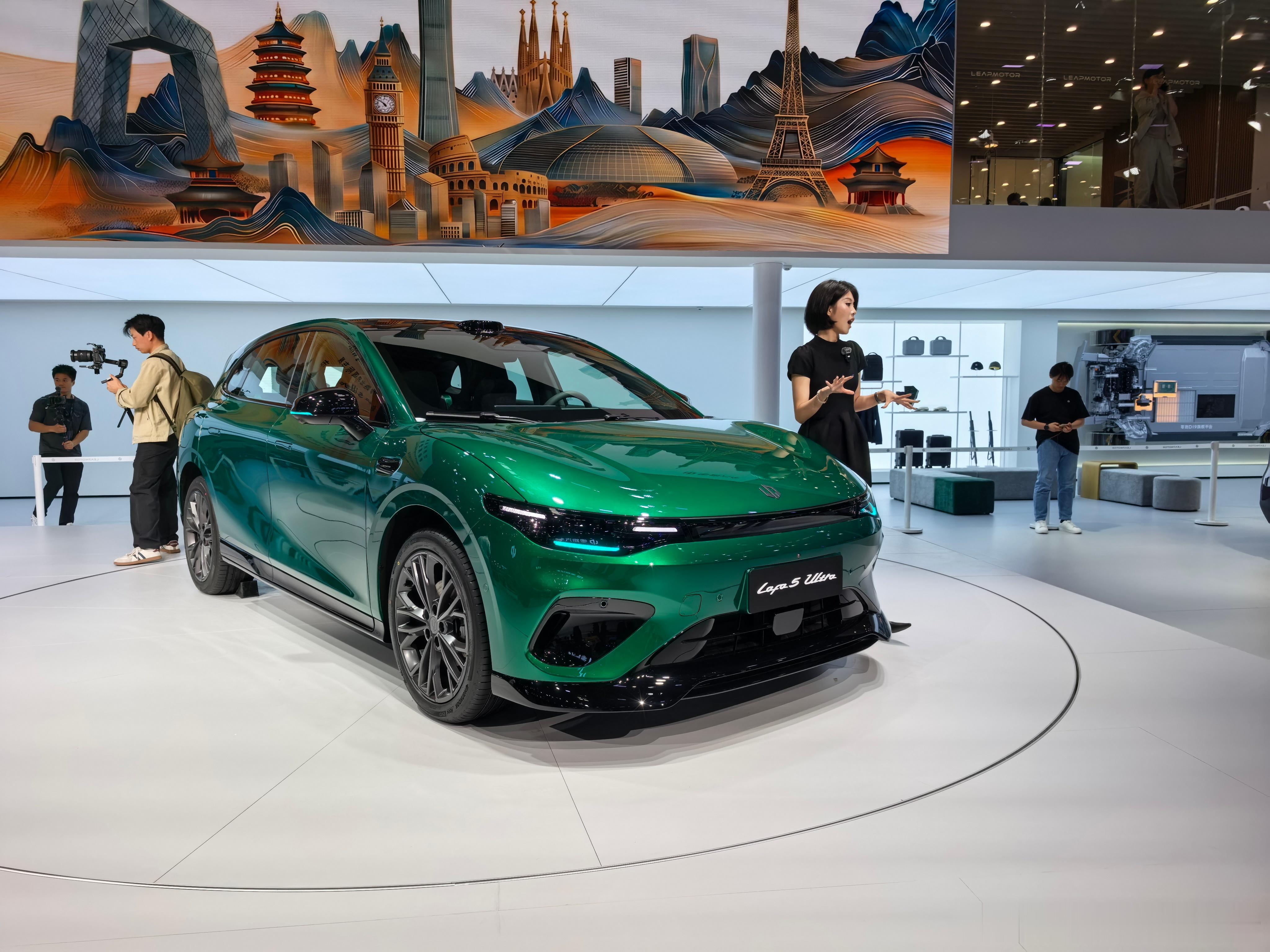 年轻人买车，越来越“悦己”了，不用别人定义，自己喜欢最重要。零跑 Lafa5 U