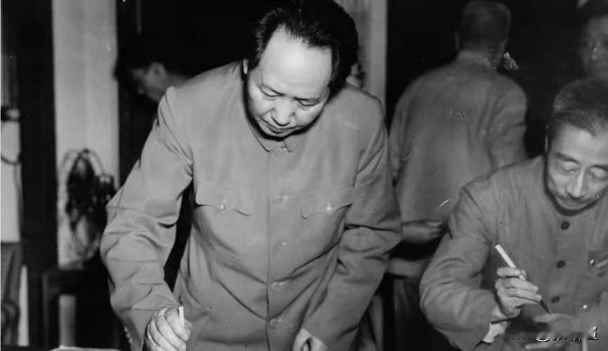 毛主席的诗词天马行空，气势纵横，笔扫千古。胸中自有丘壑，笔下尽是风云。