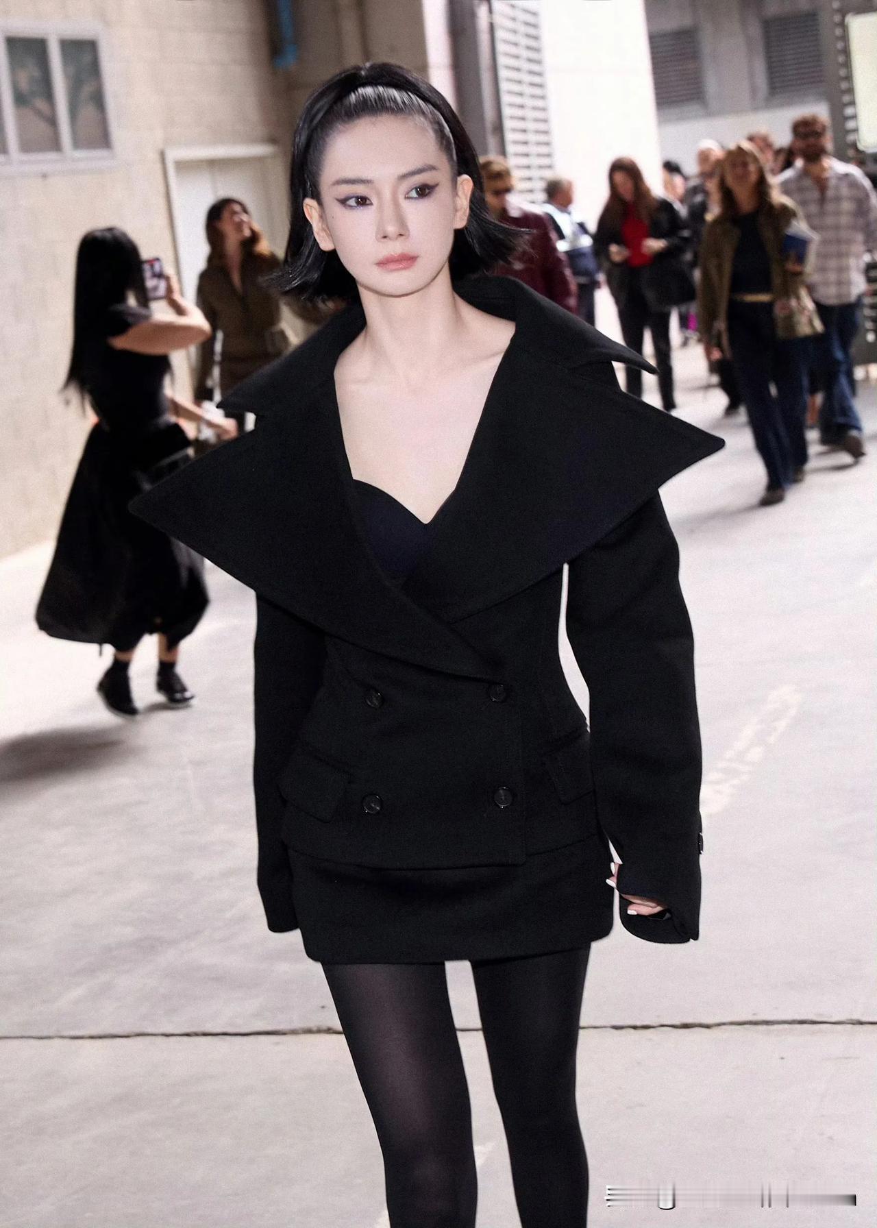 戚薇气质高雅，美到窒息