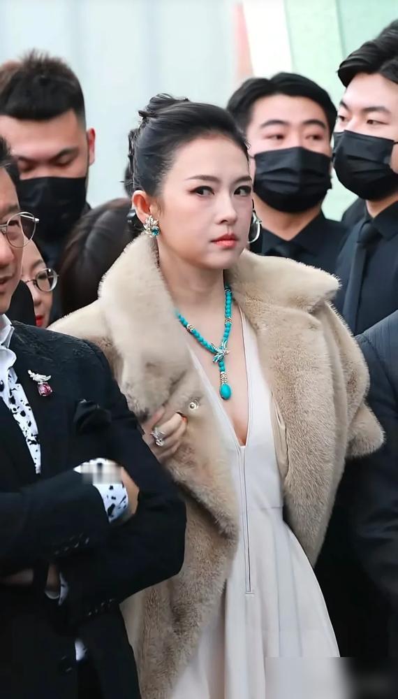 你还记得两年前那段威尼斯颁奖礼视频吗？现在翻出来还是气炸！65岁法国影帝把贴面礼