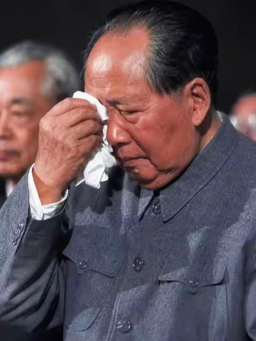 读懂那两行泪，才懂他有多爱这片土地

八十二岁，两行泪。

那一刻，铁骨也有柔肠
