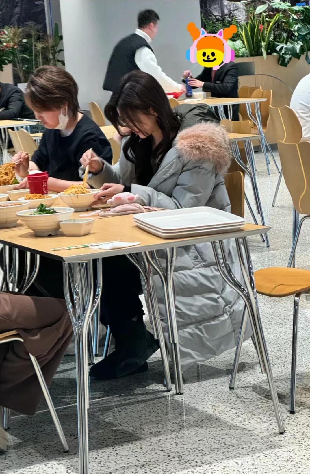 网友偶遇陈妍希在成都一家面馆吃面条，陈妍希本人好美啊！素颜也好漂亮，穿了一件羽绒