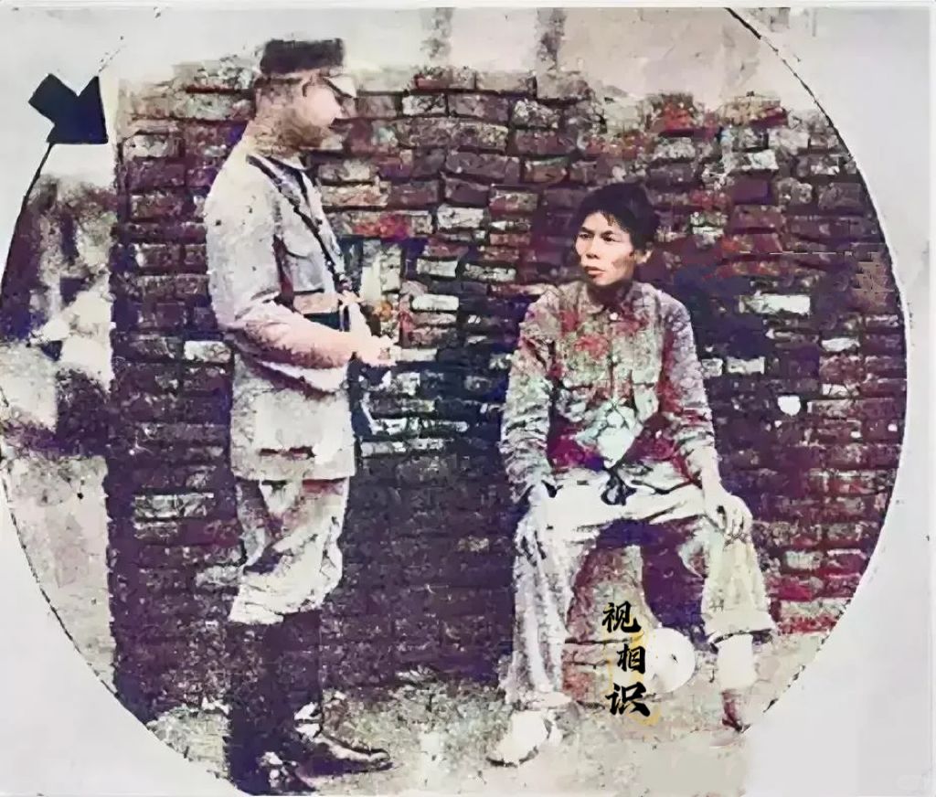 1933年，海口监狱，王文宇师长被俘后的场景，镜头中他坐在石凳上，面对敌人的讯问...