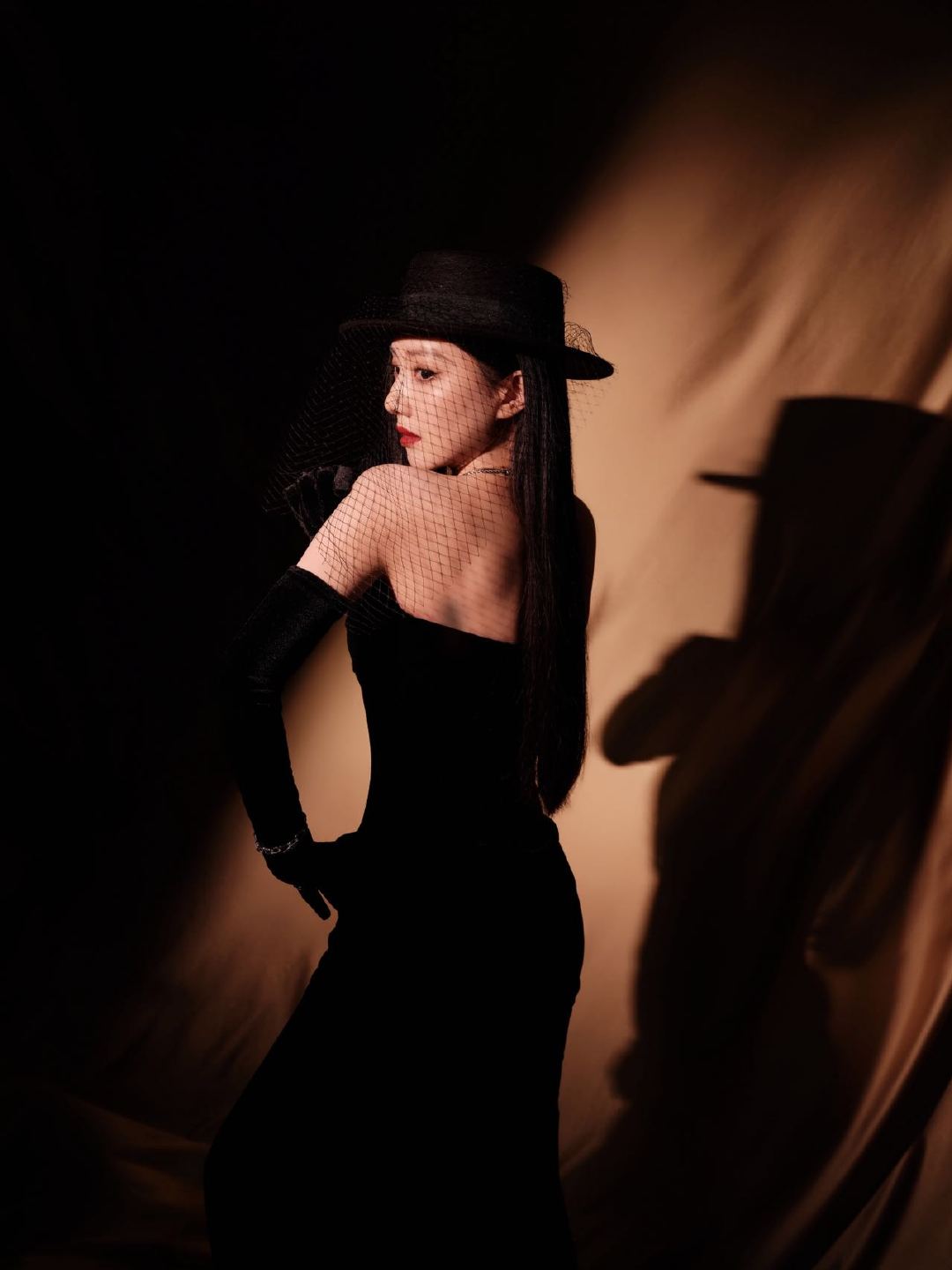 王鹤润英气女伯爵 王鹤润这身装扮，简直是英气女伯爵本爵！黑丝绒长裙尽显高贵，眉眼