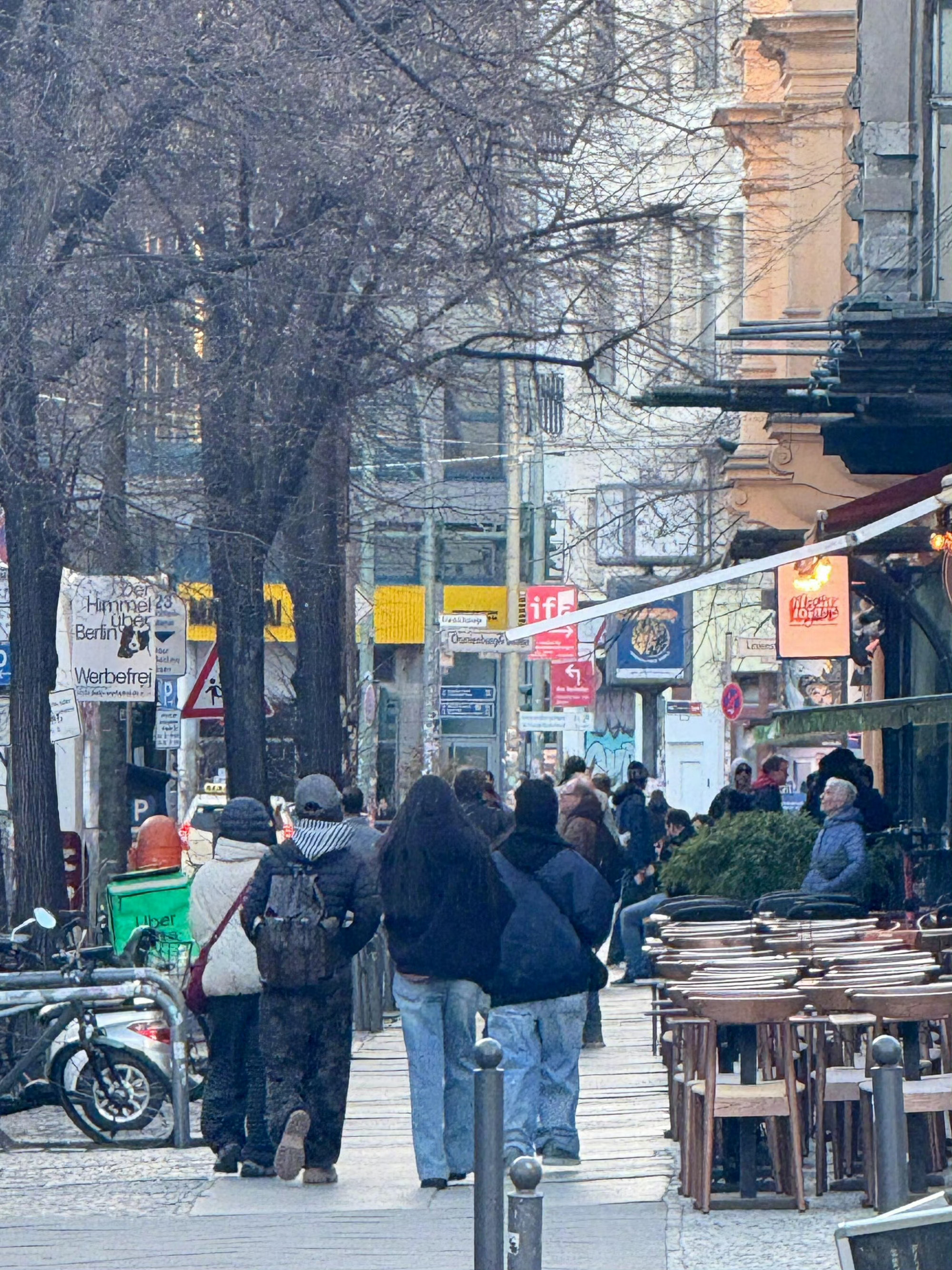 网友在柏林街头偶遇杨超越，那很幸运了真的羡慕