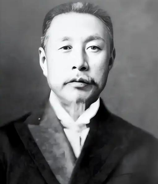 1951年，一名86岁老人被执行枪决，围观的百姓怒不可遏，纷纷将烂菜叶子和臭鸡蛋