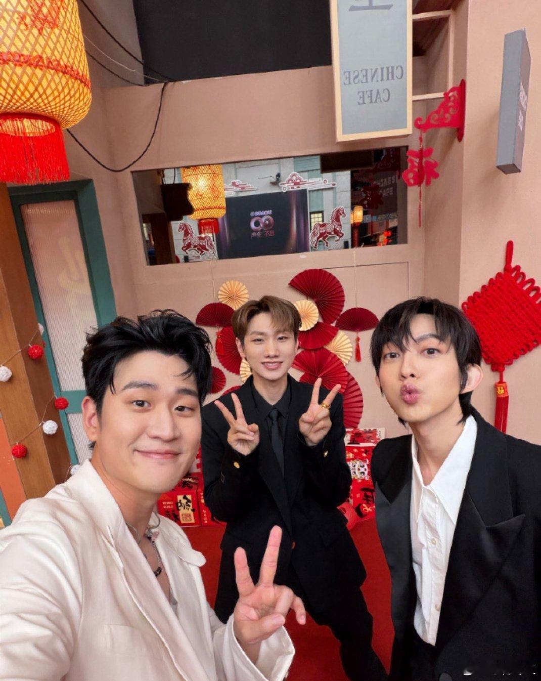 周兴哲晒汪苏泷林宥嘉合照 周兴哲分享与汪苏泷林宥嘉的合照，三人穿黑白西装站在红幕