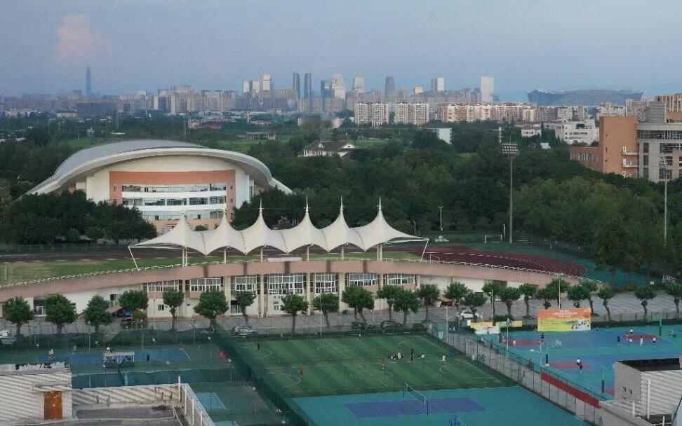 翠场连空接远城，
风檐云影共蝉鸣。
早安
(图源：融媒体中心)