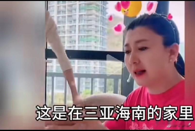 话到这不说不行了，
闫老师又热搜了，
今天又出来怼网友了，
说网友是酸黄瓜。
她