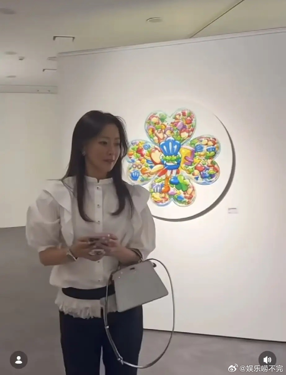 金喜善回到韩国看展，穿搭挺少女的，看脸就不行了，皮肤比较黑，素颜其实一般，不过挺