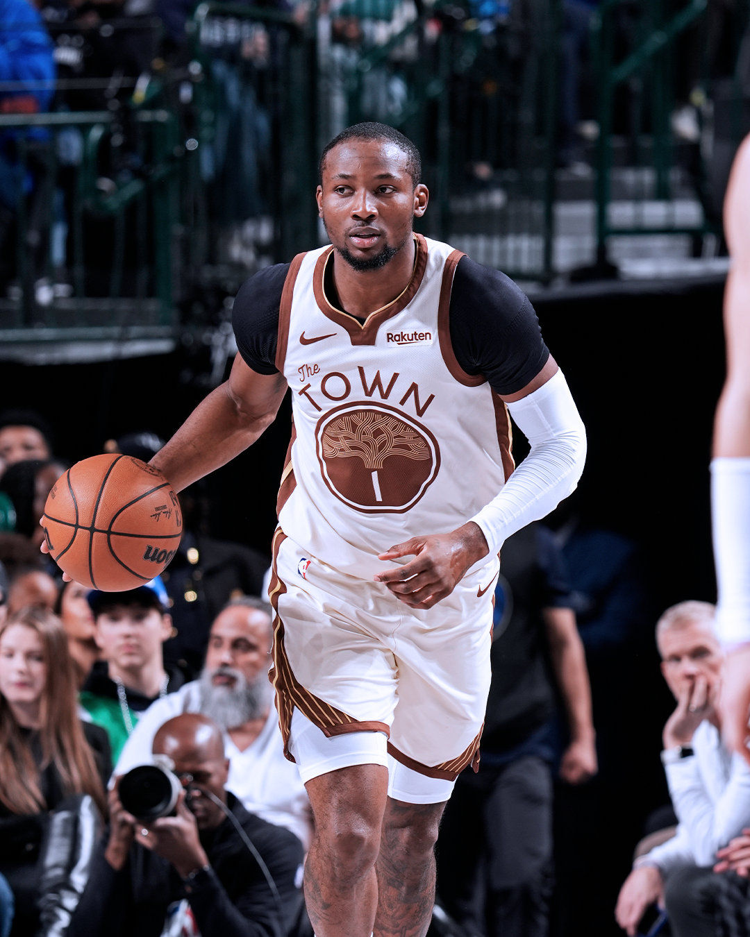 库明加10分，2助攻，2抢断，1篮板。勇士vs独行侠