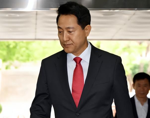刚刚在首尔市长选举中艰难连任的吴世勋，恐怕怎么也没想到，胜利的香槟还没喝完，自己