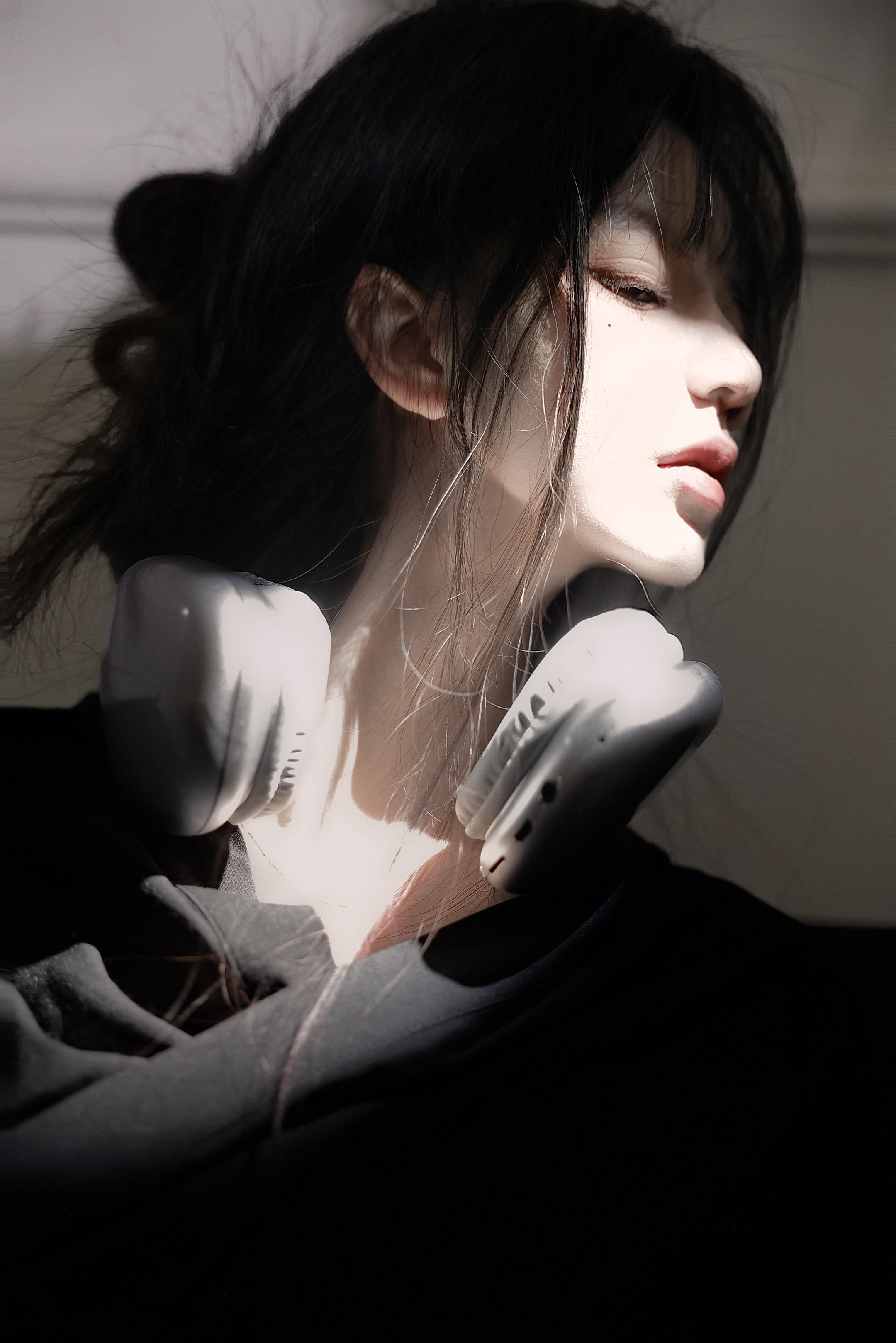 生而自由，爱而无畏。 这个女生的侧脸杀真的好绝～ 这次拍摄把死白➕死黑...