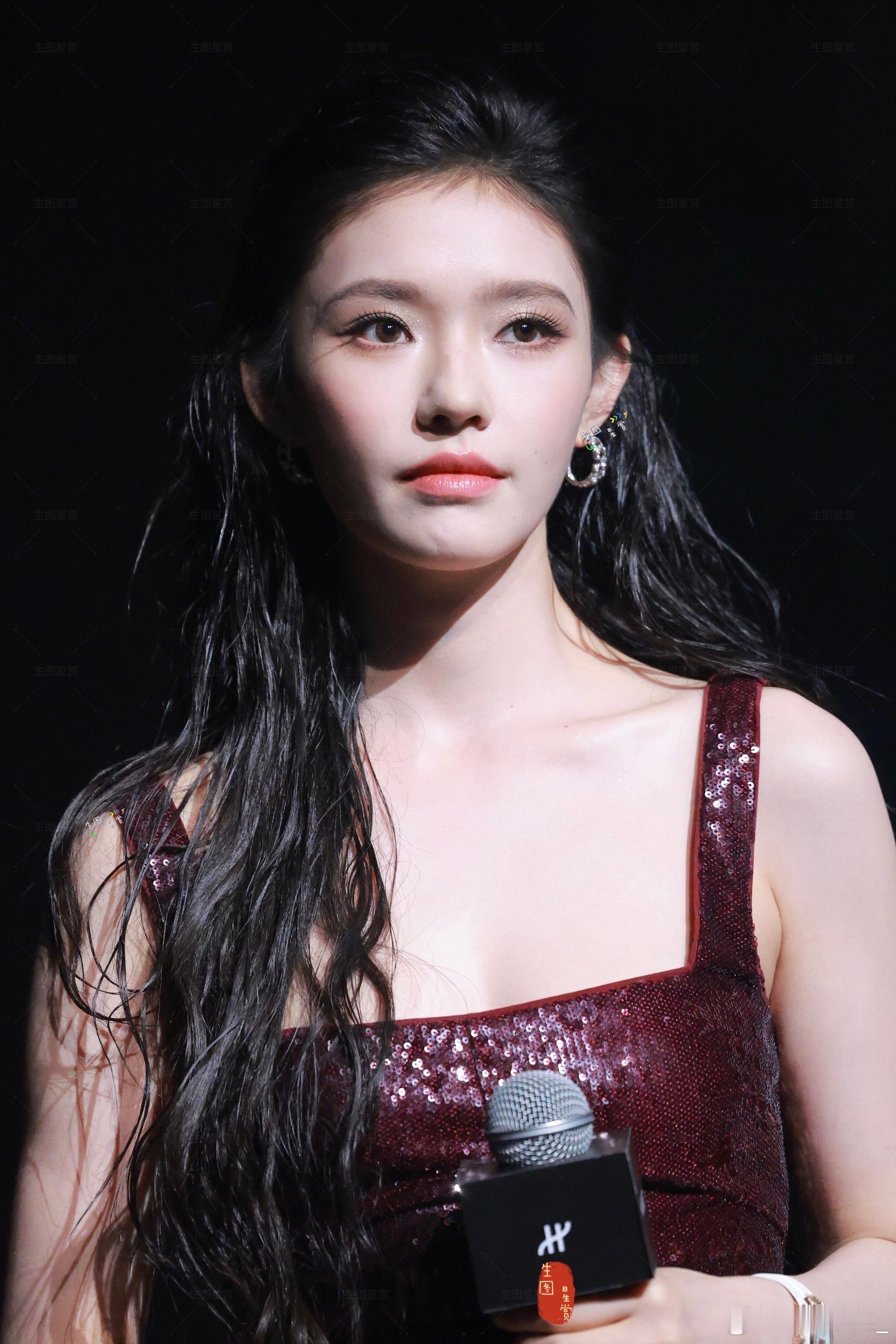 林允生图果然美女连脚都是美的 