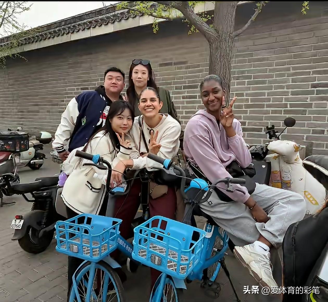 杨艺带着娜塔莉亚浪美了[呲牙]，赏宏伟故宫，看大美天坛，骑快乐单车，爬秀丽景山，