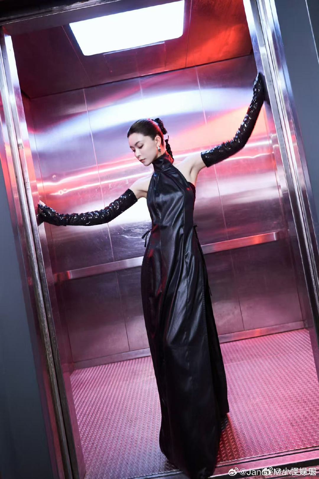 文咏珊的造型审美太稳！文咏珊颈窝 尽显优越骨相，文咏珊水滴耳环 加持精致度，冷御