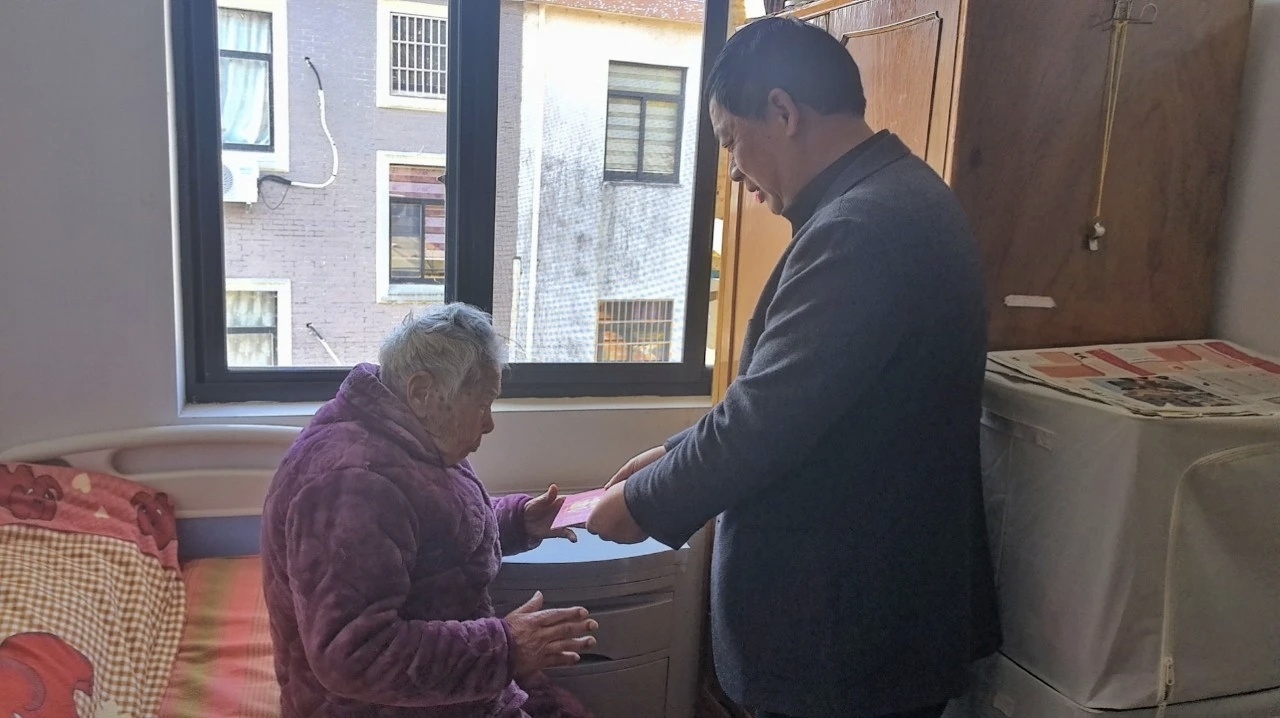 宁波宁海男子十余年默默守护家乡老人 推门入户、递上红包、唠起家常……近日，日宁波