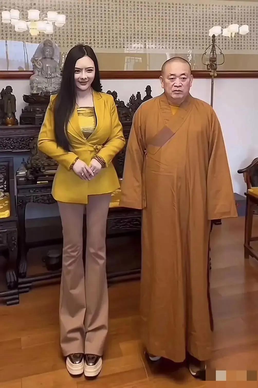 搂着姑娘念佛经 ，不负如来不负卿；
我叹和尚过的苦 ，和尚笑我没陆虎；
佛门本是
