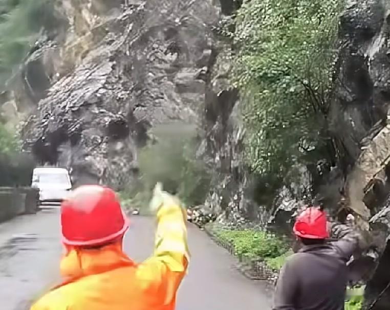 8月5日，陕西周至，一白色轿车被劝退后仅23秒，秦岭108国道山体崩塌。好惊心动