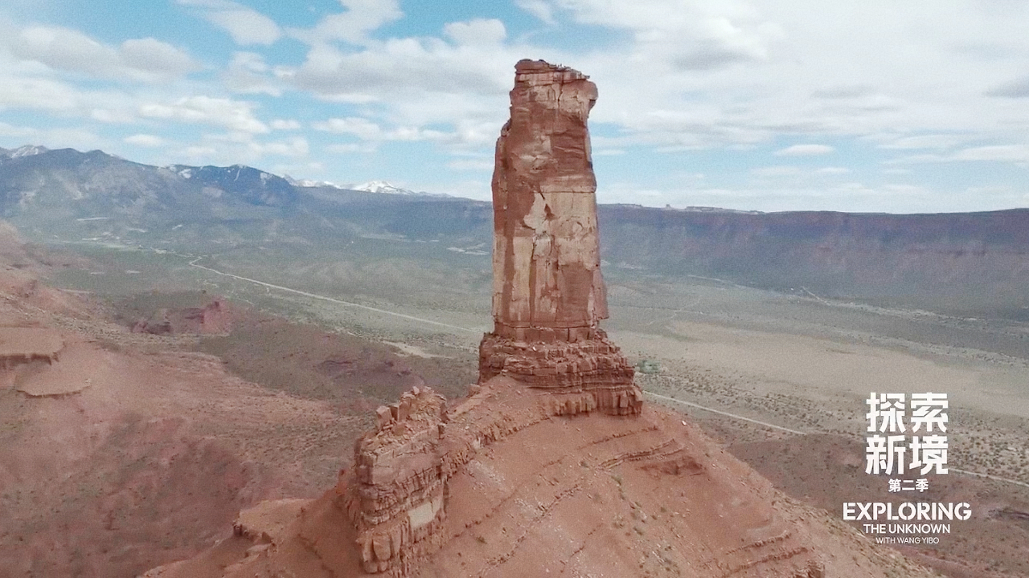 起初大家都以为这是个空镜 其实王一博挂在这里