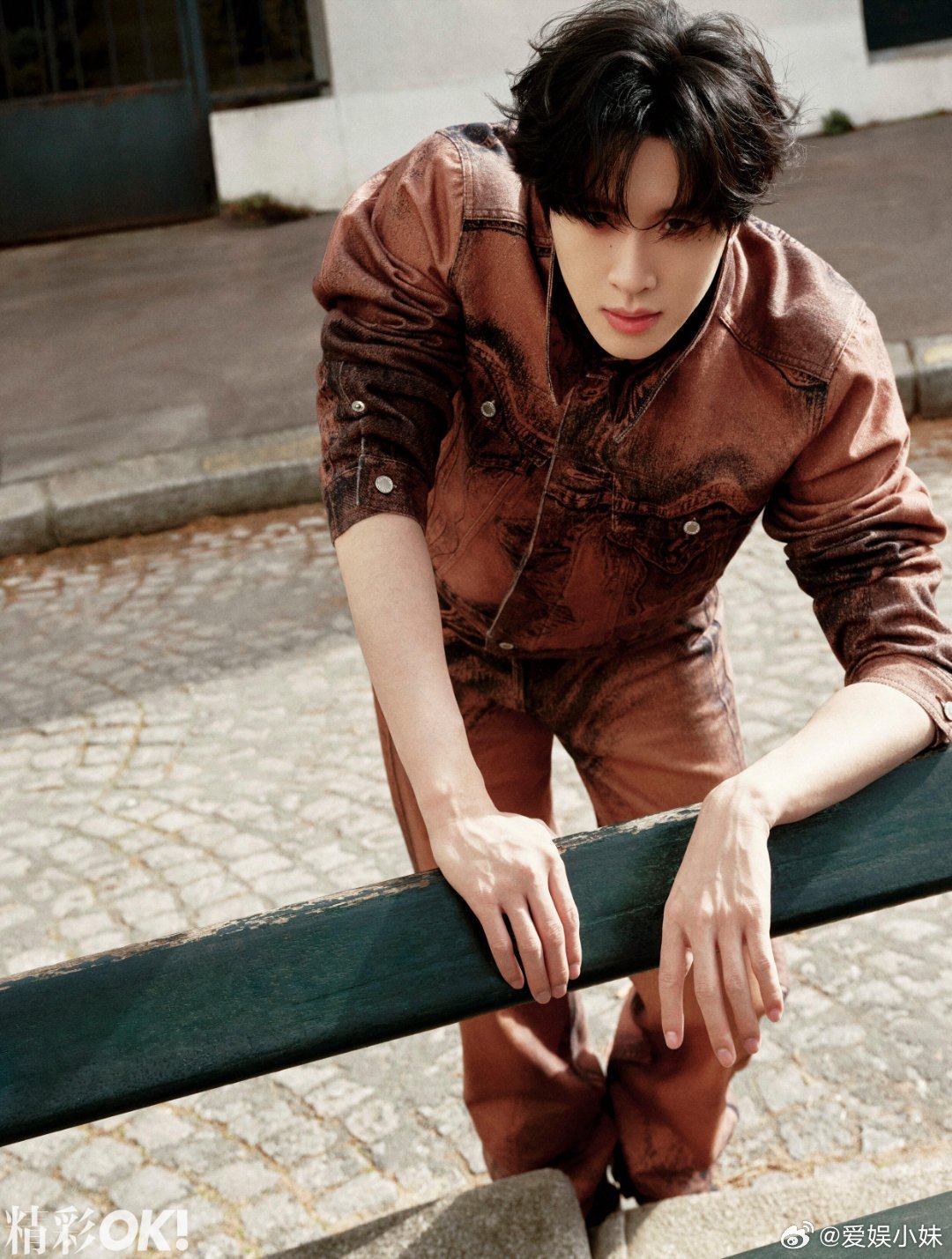 不设目的地的旅行是展轩的常态，巴黎街头流动的风景里他自成节奏。创作、健身、学英语