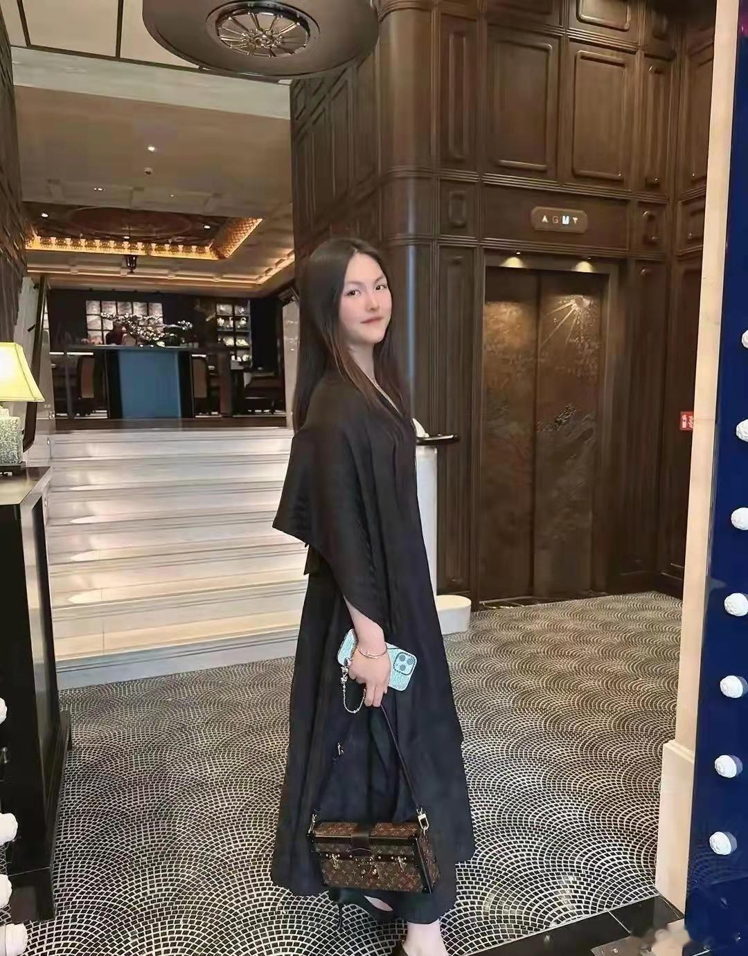李湘端午节和女儿吃粽子，粽子在盘子里也高端了，15岁的王诗龄落落大方！她们的日子