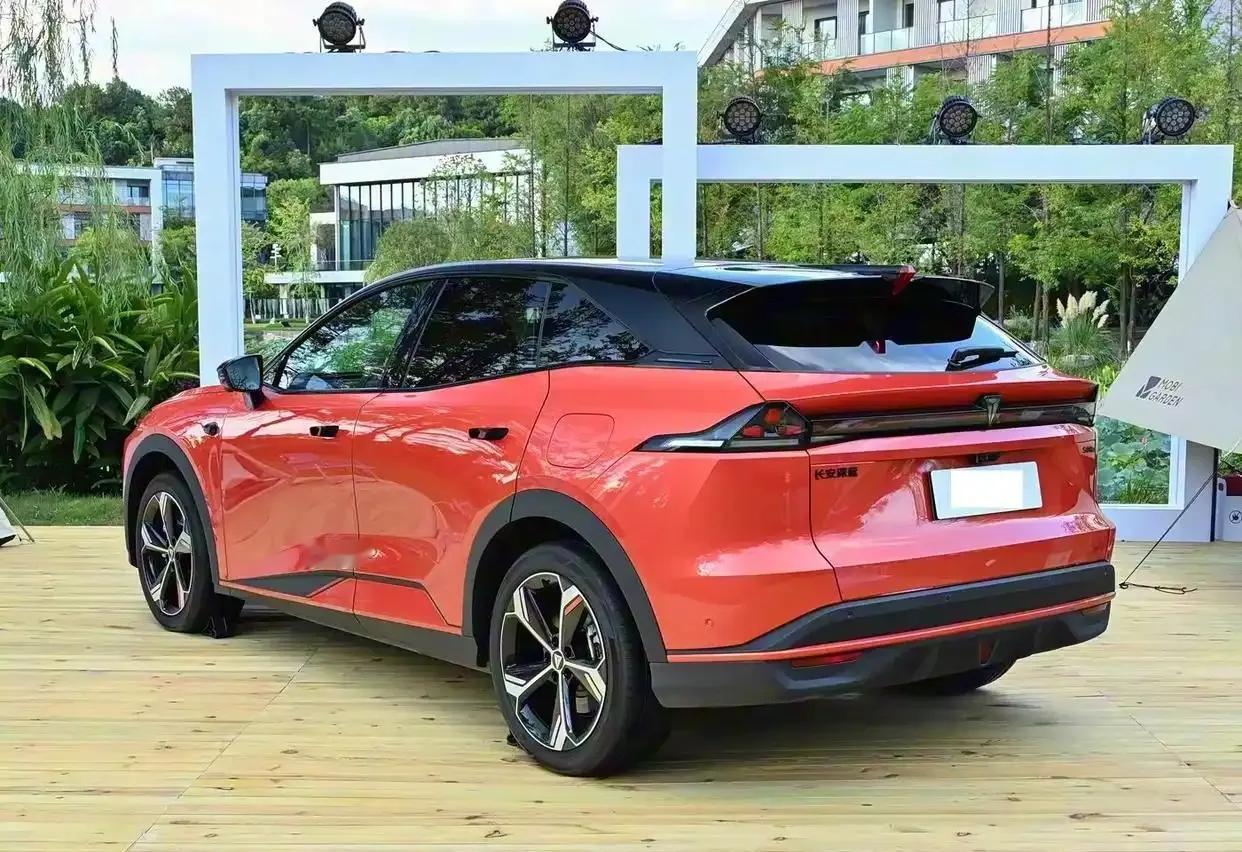 再来看车尾部分，车尾设计简洁而富有层次感，贯穿式尾灯组中央嵌入深蓝品牌徽标，夜间